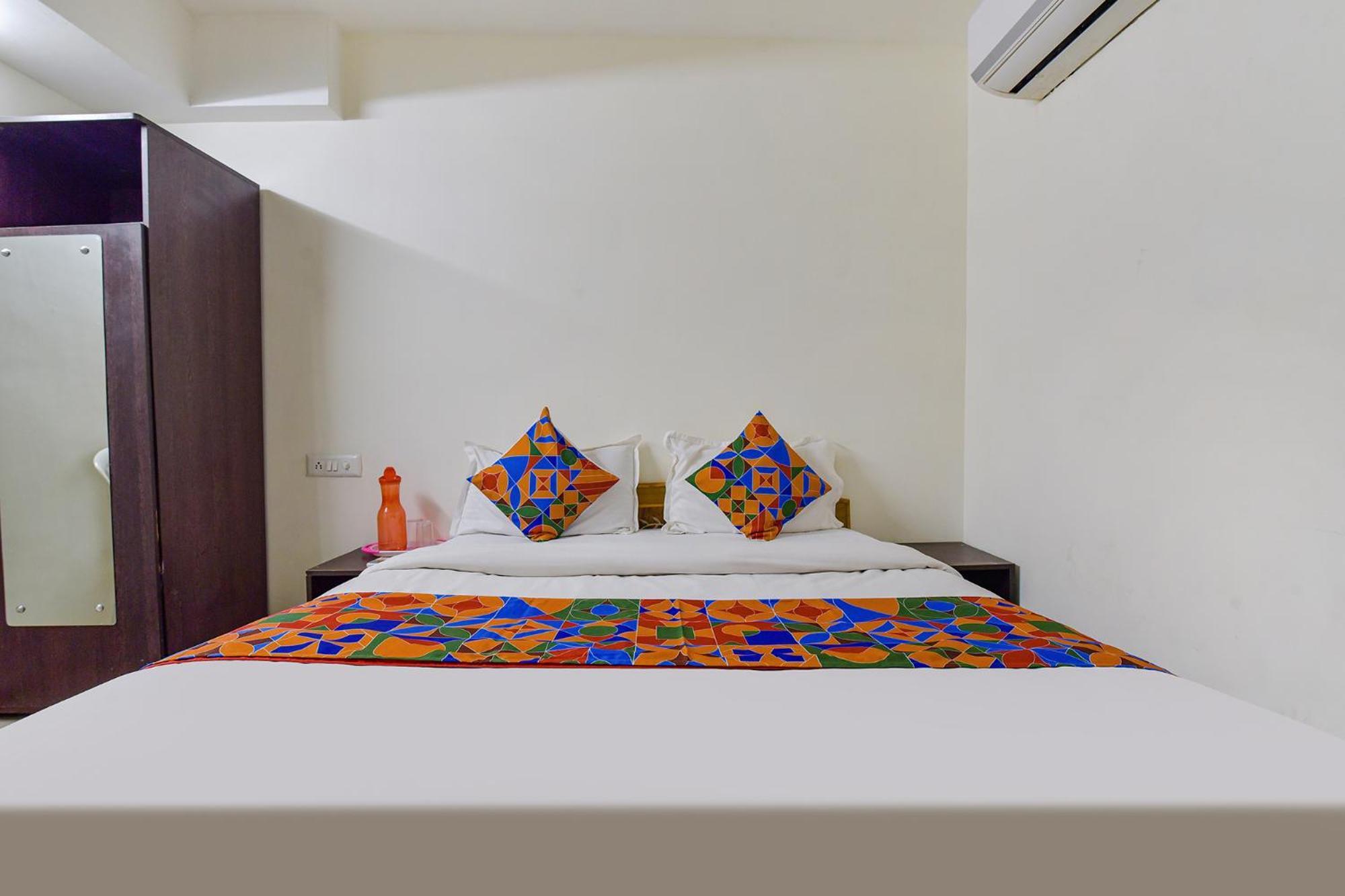 Hotel O Himalaya Inn Ahmedabad Exterior foto